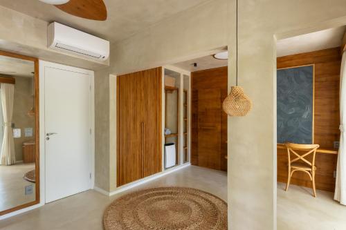 a room with a hallway with a rug and a ceiling at Casa com jacuzzi e rooftop - Wecare Hosting in Bertioga