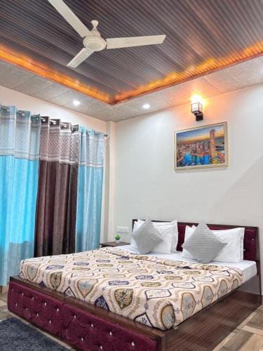 a bedroom with a bed with a ceiling fan at Sunshine Home Kasauli Hills in Kasauli