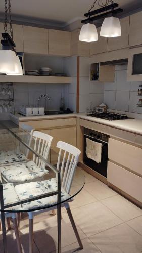 a kitchen with a glass table and two chairs at Vista hermosa in Algarrobo