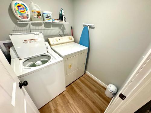 Φωτογραφία από το άλμπουμ του Downtown-2BR APT-King-Parking-WiFi7 σε Σάρλοτταουν