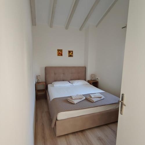 a bedroom with a bed with two towels on it at Stablus in Págoi