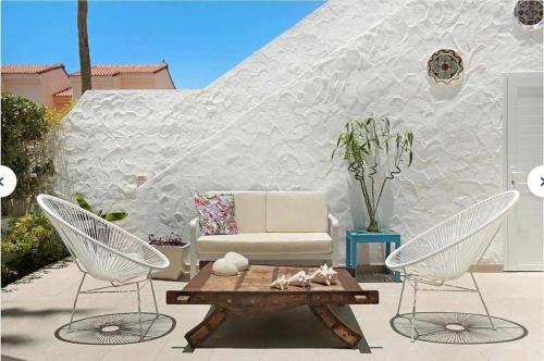 ein Wohnzimmer mit einer Couch und zwei Stühlen und einem Tisch in der Unterkunft Relax Pasito Blanco in Pasito Blanco