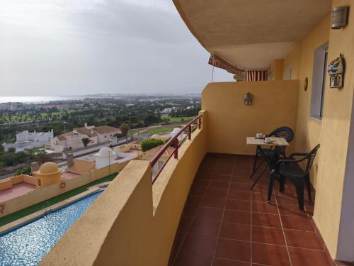 ein Balkon mit Tisch und Aussicht in der Unterkunft Almerimar Sea, Golf and Views in Almerimar