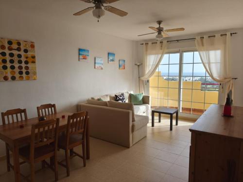 una sala de estar con un sofá y una mesa en Almerimar Sea, Golf and Views, en Almerimar