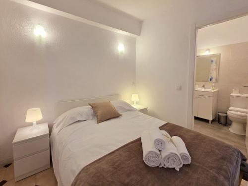 a bedroom with a bed with two towels on it at Aldeamento Praia dos Beijinhos in Porches