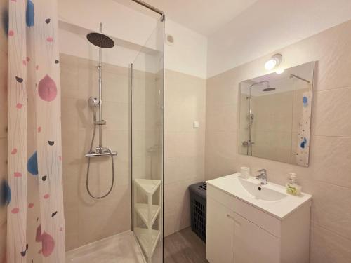 a bathroom with a shower and a sink and a shower at Aldeamento Praia dos Beijinhos in Porches