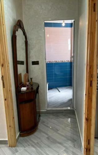 マルティルにあるA well equipped Cozy house in Center of Martil w fast Wifiのバスルーム(鏡、シンク、シャワー付)