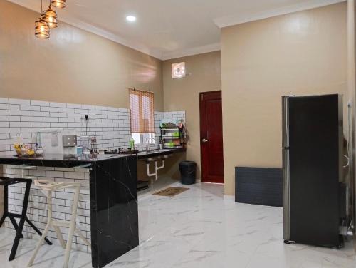 Кухня или мини-кухня в Villa Adeeva Homestay Langkawi
