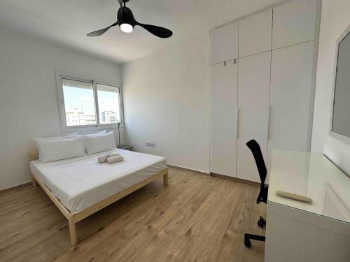 Postel nebo postele na pokoji v ubytování Premium City Center 10th Floor Sky View -Suite 103