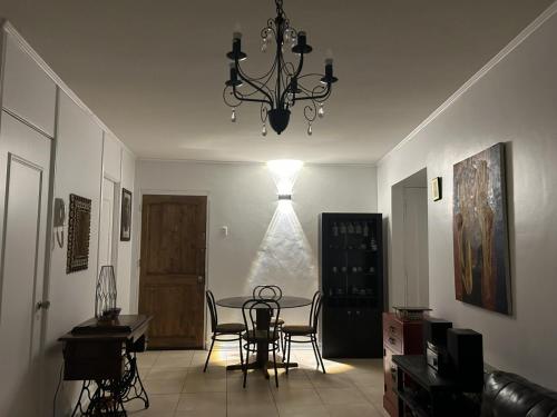 a dining room with a table and chairs and a chandelier at Preciosa vista Viña - San Martin 10 Norte in Viña del Mar