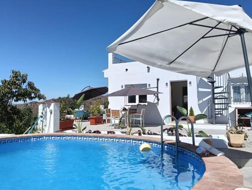 Ocean and mountain cottage with pool
