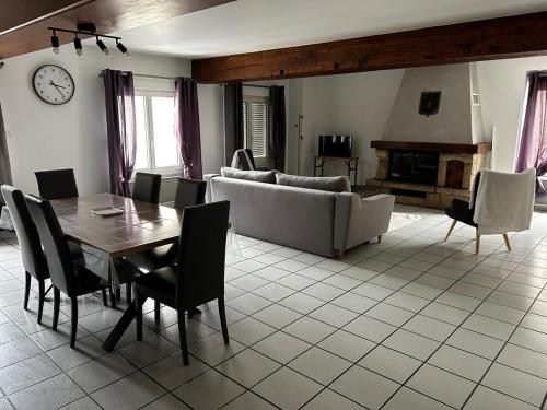 Χώρος καθιστικού στο Appartement spacieux