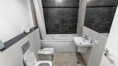 Koupelna v ubytování ARED AFI Arad 2025 ChrysFlatty5 Central modern Apartment 70mp City View