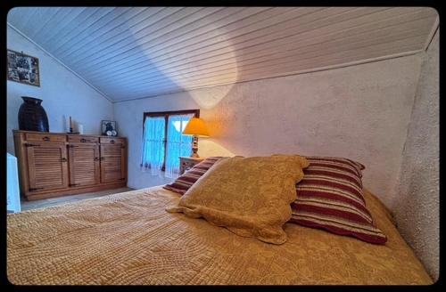 ein Schlafzimmer mit einem großen Bett in einem Zimmer in der Unterkunft Maison de montagne in Guillaumes