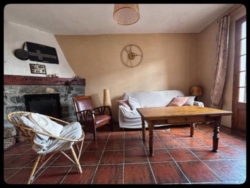 ein Wohnzimmer mit Sofa und Tisch in der Unterkunft Maison de montagne in Guillaumes