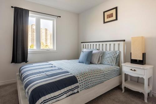 Ένα ή περισσότερα κρεβάτια σε δωμάτιο στο Newly constructed 3-Bedroom-Hyde Park- close to UWO and Hospital