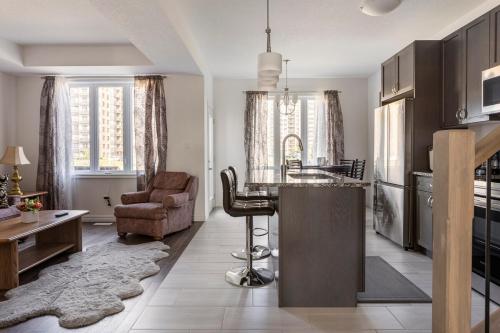 Η κουζίνα ή μικρή κουζίνα στο Newly constructed 3-Bedroom-Hyde Park- close to UWO and Hospital