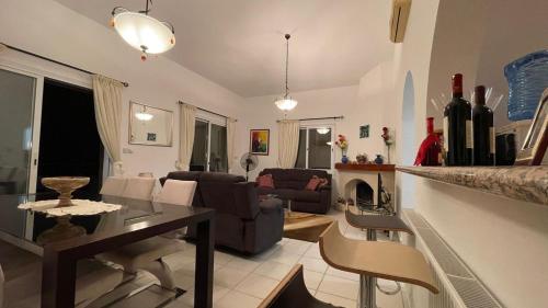 Posezení v ubytování Tala Heights Villa 3Bedroom Pool Garden and Sunset