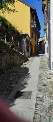 a cobblestone street next to a building at Ii Forno in Cossogno