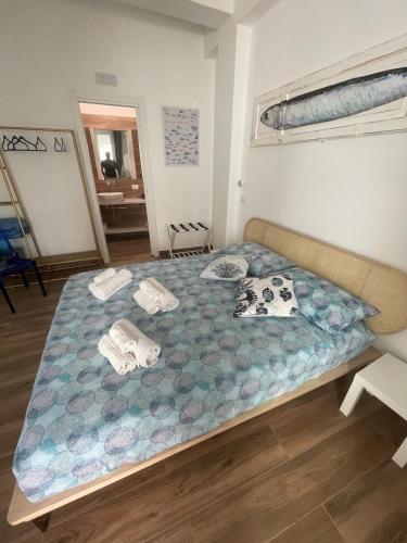 a bedroom with a bed with towels on it at Cortile San Luigi in Capo dʼOrlando