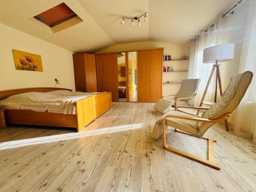 un dormitorio con una cama y una silla en Ferienwohnung UseTraum, en Zinnowitz