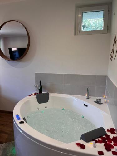 Ένα μπάνιο στο L'Ostalet suite luxe Jacuzzi
