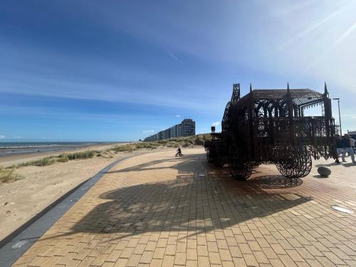 a sculpture of a car on the beach at Studio Zilte Rust - Zeedijk Middelkerke in Mellet