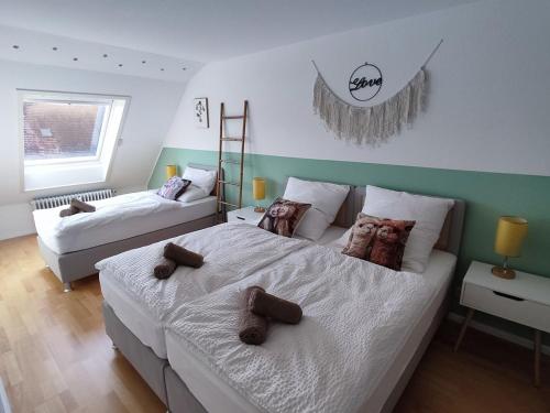ラインフェルデンにあるnew - Horizon104 Apartmentのぬいぐるみが置かれたベッドが2つある寝室