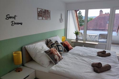 ラインフェルデンにあるnew - Horizon104 Apartmentのタオルが敷かれたベッドのある寝室