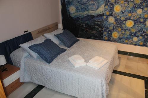 une chambre avec un lit avec des serviettes dessus dans l'établissement Casa del Sol y la Luna Apartamento Atardecer, à Tíjola