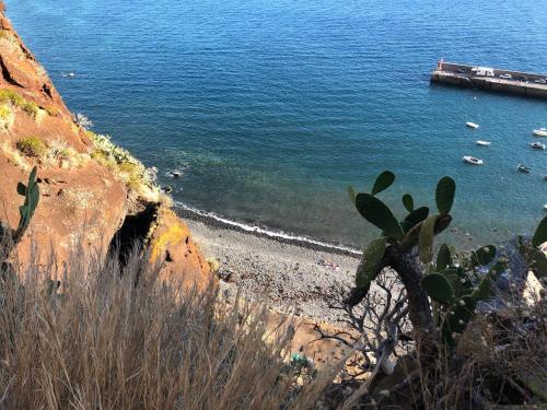 ein Blick auf das Meer von einer Klippe in der Unterkunft Casa da Maresia - The Seaside Escape in Paul do Mar