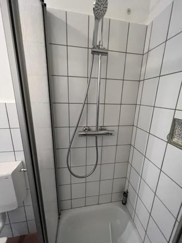 a bathroom with a shower with a shower head at Gemütliche Monteurswohnungen voll möbliert & Zentral in Nentershausen