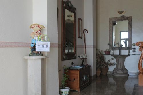 une pièce avec un miroir et une commode dans l'établissement Casa del Sol y la Luna Apartamento Atardecer, à Tíjola