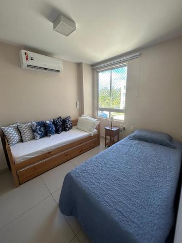 a bedroom with a bed and a window at Riviera Aquiraz Golf Beach Place Ceará - Apartamento pé na areia in Aquiraz