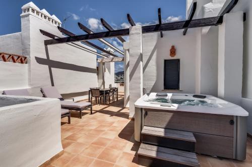 Sea View & Mountain View Apartment with Private Jacuzzi - Sunset Golf, Estepona photo 23