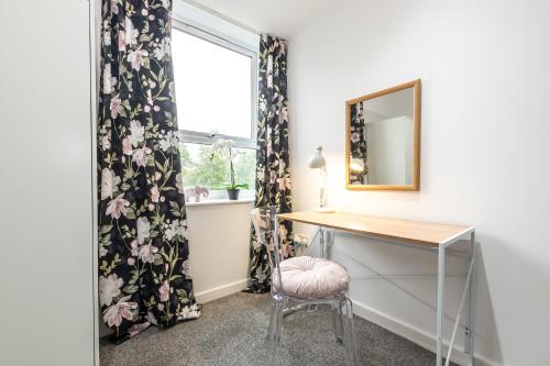 a dressing room with a desk and a window at KGV Stays Millbrook Executive Smart Corporate Apartment with Excellent City Links in Southampton