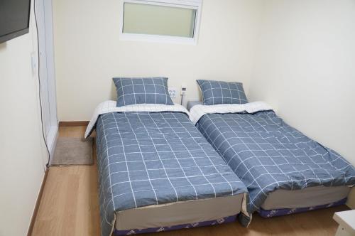 two beds sitting next to each other in a room at Namsan Gil House in Seoul