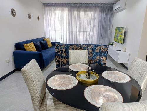 Posezení v ubytování First Bloom Apartment at Gemstone Lifestyle Estate