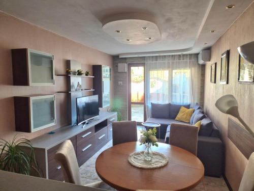 TV a/nebo společenská místnost v ubytování Yantra 3BR Central Apartment-Апартамент Янтра център