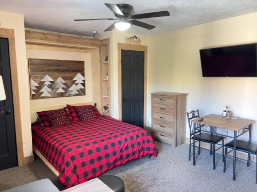 - une chambre avec un lit, une table et un ventilateur de plafond dans l'établissement Park City Studio in the Heart of Park City, à Park City