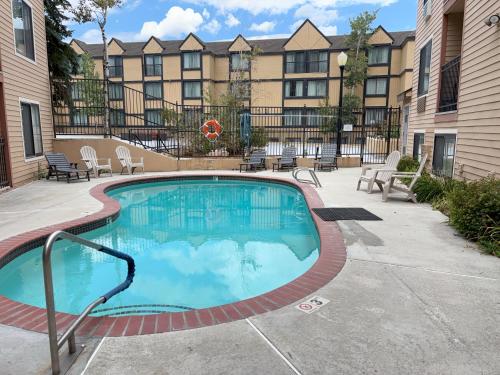une piscine avec des chaises et un bâtiment dans l'établissement Park City Studio in the Heart of Park City, à Park City