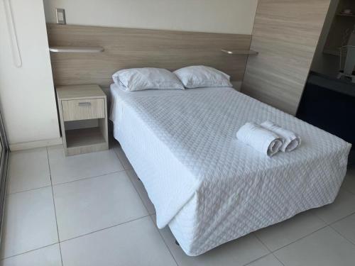 a bedroom with a bed with two towels on it at ZONA VIP elegante y comodo APARTAMENTO FAMILIAR CON BALCON y hermosa vista a la calle, canal isuto zona equipetrol in Santa Cruz de la Sierra