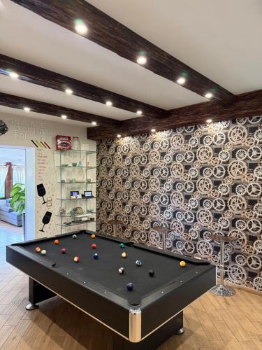 a pool table in a room with a wall at Villa Giselda con idromassaggio in Formia