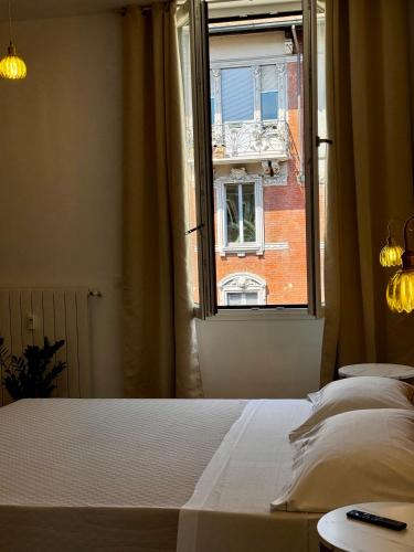 Charming 2 Bed room apartment with private Baths in City Center