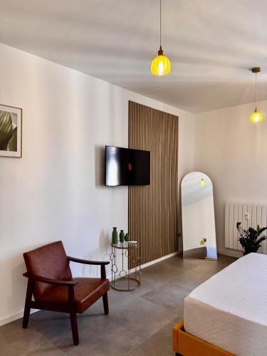 Charming 2 Bed room apartment with private Baths in City Center
