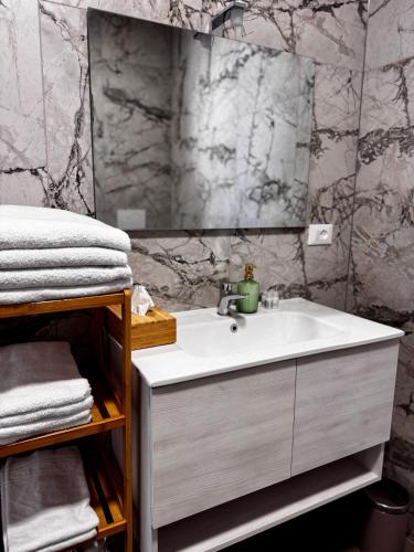 Charming 2 Bed room apartment with private Baths in City Center