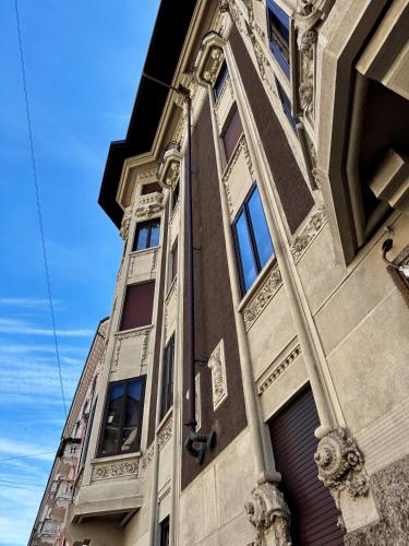Charming 2 Bed room apartment with private Baths in City Center