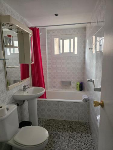 habitación privada preciosa centro malaga enfrente de la estación de tren María zambrano y dos centros comerciales y también cerca a la playa Wi-Fi la mejor zona de Málaga