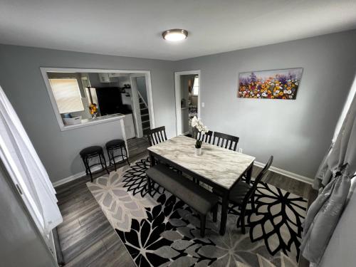 BromleyにあるPrivate Bedroom Suite 4 Cape Cod Cutie 10 Min to Downtownのテーブルと椅子のあるダイニングルーム