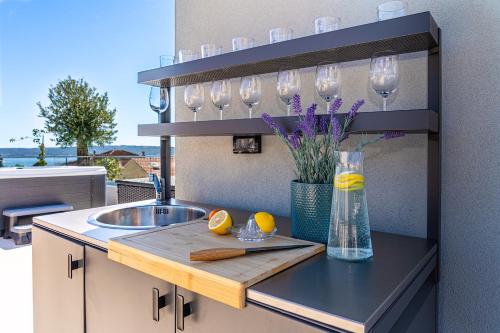 "Zlatna Palma"Luxury Seaview Penthouse & Jacuzzi, 300m to beach